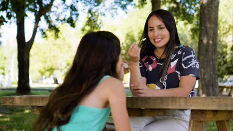 Madre-E-Hija-En-El-Parque