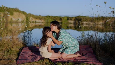 Mujer-Y-Niño-Haciendo-Un-Picnic-Cerca-Del-Lago