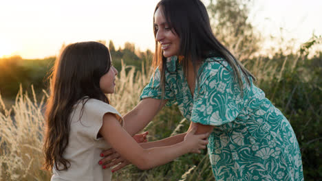 Mujer-Y-Niña-Tomadas-De-La-Mano-Y-Jugando