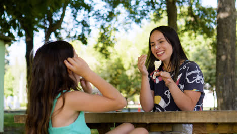 Madre-E-Hija-En-El-Parque