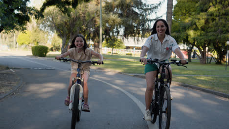 Madre-E-Hija-Montando-En-Bicicleta