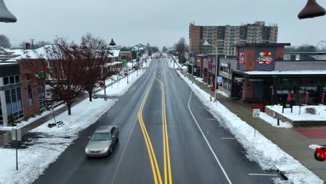 Luftüberflug-Einer-Vorstadtstraße-Im-Winter