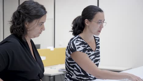 Toma-En-órbita-En-Cámara-Lenta-De-Un-Grupo-De-Compañeros-De-Trabajo-Trabajando-Juntos-En-Un-Proyecto