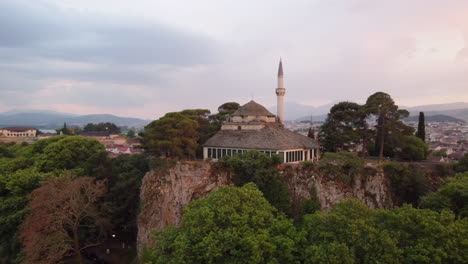 Imágenes-Aéreas-En-órbita-Nocturna-De-La-Mezquita-De-Fethiye-Y-La-Tumba-De-Ali-Pasha-En-El-Castillo-De-Ioannina,-Epiro,-Grecia