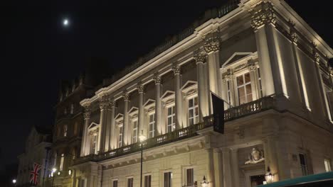 Detalle-Arquitectónico-Durante-La-Noche-Del-Edificio-Monumental-En-Londres,-Inglaterra