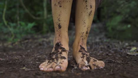 Primer-Plano-En-Cámara-Lenta-De-Los-Pies-De-Una-Mujer-Cubiertos-De-Tierra