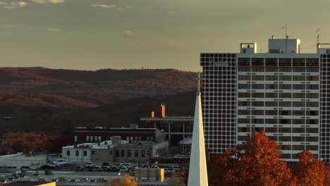 Turm-Mit-Kreuz-Der-Methodistischen-Kirche-Im-Stadtzentrum-Von-Fayetteville,-Arkansas,-Vereinigte-Staaten