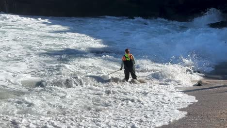 Imágenes-En-4k-De-Trabajadores-Recogiendo-Muestras-De-Agua-En-La-Jolla-Cove-En-San-Diego,-California