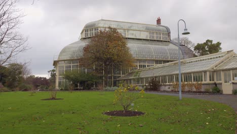 Invernadero-Principal-Tropical-De-Los-Jardines-Botánicos-Nacionales-Durante-El-Día-Nublado-En-Dublín,-Irlanda