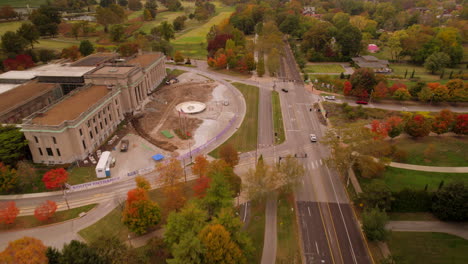 Antena-Sobre-Lindell-Blvd-Y-Pasando-Por-El-Museo-De-Historia-De-Missouri-En-Forest-Park-En-Un-Hermoso-Día-De-Otoño-En-St.