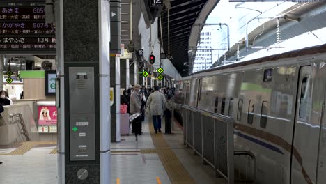 Viajero-Caminando-Por-El-Andén-De-La-Estación-Junto-Al-Tren-Bala-En-La-Estación