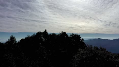 Ariel-Se-Dirige-Hacia-La-única-Vista-Donde-El-Clima-Fresco-Está-Nublado.