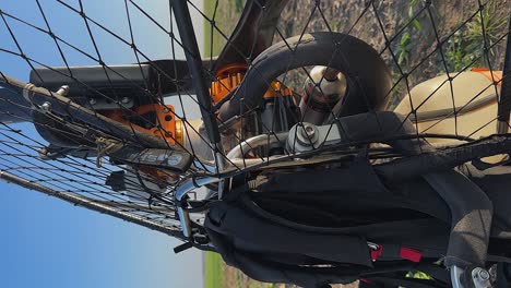 Formato-Vertical:-La-Cámara-Se-Retira-Del-Motor-Del-Paramotor-Y-Del-Marco