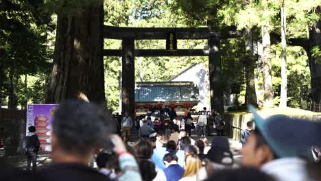 Línea-De-Turistas-Haciendo-Cola-Para-Entrar-Al-Santuario-Nikko-Toshogu-Con-Ishi-dorii-Al-Fondo