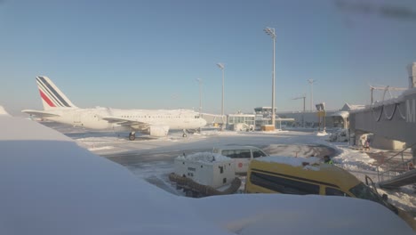 POV-De-Un-Pasajero-Mirando-Por-La-Ventana-De-Un-Avión-Parcialmente-Cubierto-De-Nieve-En-El-Aeropuerto-De-Munich-En-Alemania