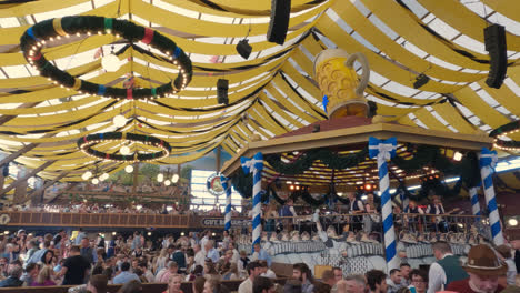 Gente-De-Fiesta-En-La-Típica-Carpa-De-Cerveza-En-El-Oktoberfest.