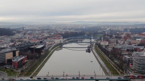 Malerisches-Luftpanorama-Der-Weichsel-In-Krakau,-Polen-An-Einem-Herbsttag