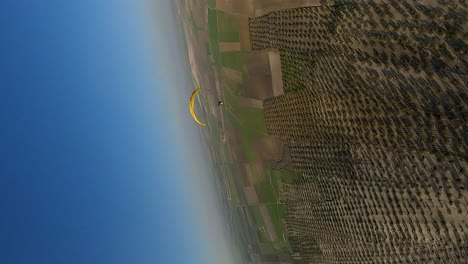 Formato-Vertical:-Capturas-Aéreas-De-Paramotor-En-El-Cielo-Azul-De-España