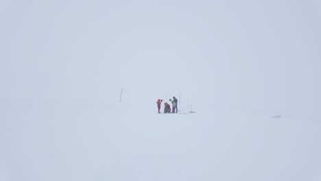 Equipo-De-Rescate-De-Montaña:-Operación-De-Búsqueda-Y-Rescate-En-El-Pico-Zugspitze-Durante-El-Invierno-En-Baviera,-Alemania