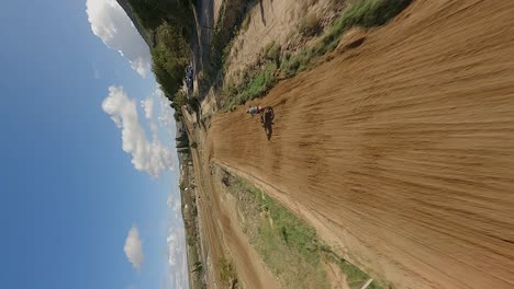 Hochformat:-Schnelles-FPV-Dreht-Sich-Um-Einen-Motocross-Radrennfahrer-Auf-Dreck