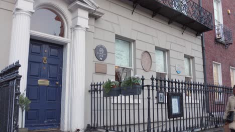 Former-Home-Of-Irish-Poet-And-Playwright-Oscar-Wilde-On-Merrion-Square-Park-In-Dublin,-Ireland