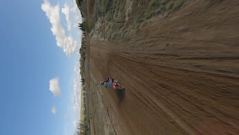 Formato-Vertical:-Piloto-De-Motocross-Seguido-Por-Drones-FPV-En-El-Circuito-De-Carreras