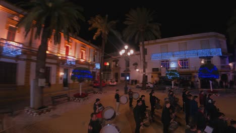 Nachtaufnahmen-überfliegen-Eine-Große-Blaskapelle,-Die-Auf-Dem-Plaza-Weihnachtslieder-Spielt