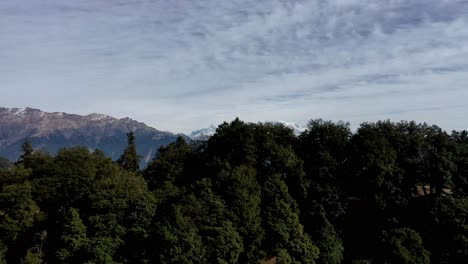 Vista-Aérea-De-Drones-Moviéndose-Hacia-El-Centro-Donde-Se-Ve-Nieve-En-La-Montaña