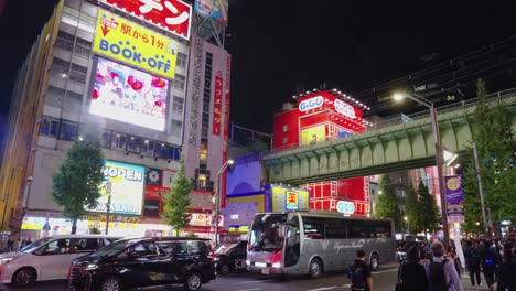 Revelación-De-La-Ciudad-Eléctrica-De-Akihabara-Por-La-Noche,-Panorámica-Desde-Anuncios-Y-Letreros-De-Neón-Hasta-Las-Calles