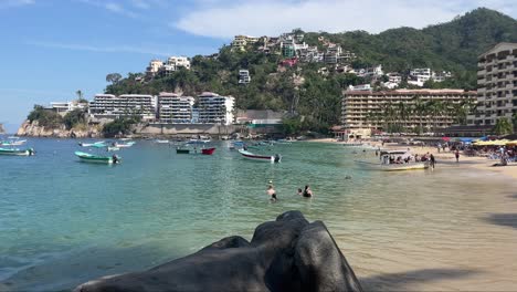 Establecimiento-De-Vista-Estática-De-La-Playa-De-Misaloya-México-Con-Turistas-Jugando-En-El-Agua-Con-Barcos-Anclados