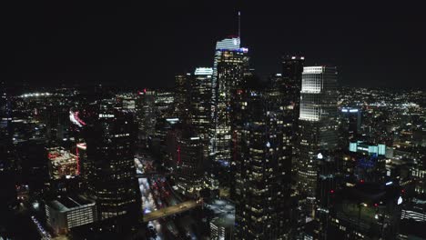 Centro-De-Los-Ángeles,-EE.UU.-Por-La-Noche,-Vista-Aérea-Cinematográfica-De-Rascacielos-En-Luces-Y-Tráfico.