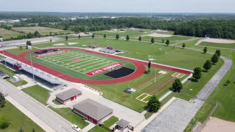 Anchor-Bay-Highschool-Stadion-Mit-Laufbahn-Und-Fußballfeld,-Luftaufnahme