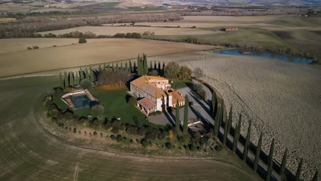 órbita-De-Retroceso-De-Drones-Desde-Una-Mansión-En-La-Cima-De-Una-Colina-Con-Vistas-A-La-Campiña-Toscana-De-Val-D&#39;orcia