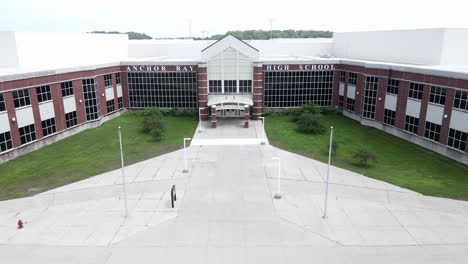 Entrada-De-La-Escuela-Secundaria-De-Anchor-Bay,-Drones-Aéreos-Vuelan-Hacia-La-Vista