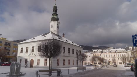 Ein-Malerischer,-Verschlafener-Platz-In-Jeseníky-Mit-Dem-Rathausgebäude-In-Der-Mitte