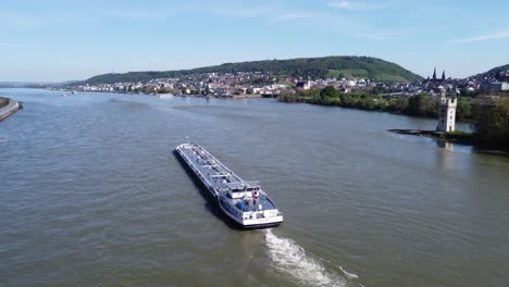 Barcaza-Cisterna-Navegar-Río-Arriba-En-El-Río-Rin-En-Bingen,-Alemania,-Antena