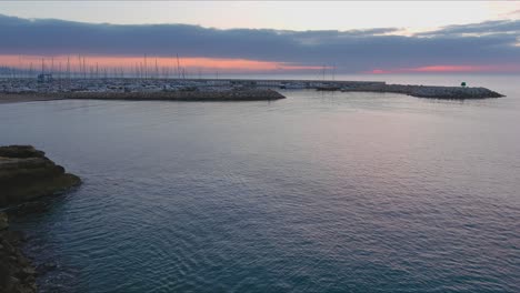 Drone-Volando-Sobre-La-Costa-De-Sant-Gaieta-Con-Vistas-Al-Puerto-Deportivo-De-Roda-De-Bara