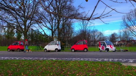 Reihe-Von-Cantas-Autos-Für-Behinderte-Fahrer,-Die-Im-Noorderpark-Amsterdam-Geparkt-Sind