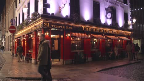 Escena-De-Gente-Fuera-De-La-Calle-Cerca-Del-Pub-Auld-Dubliner-En-Temple-Bar,-Dublín,-Irlanda-Durante-La-Noche