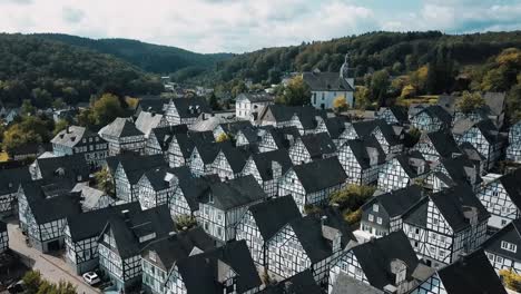 Ein-Dolly-In-Einer-Drohnenaufnahme-Der-Cottage-Häuser-In-Freudenberg