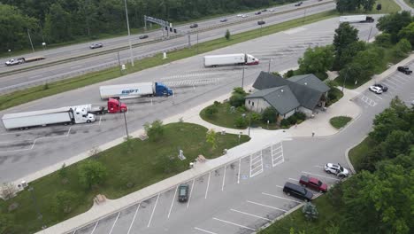 Luftaufnahme-Einer-Trucker-Raststätte-Entlang-Einer-Autobahn-In-Der-Nähe-Von-Ann-Arbor,-Michigan,-USA