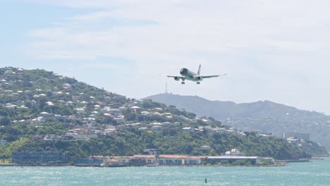 Ein-Schwarzes-Flugzeug-Des-Typs-Air-New-Zealand-Airbus-A320-Landet-Auf-Dem-Flughafen-Wellington,-Neuseeland