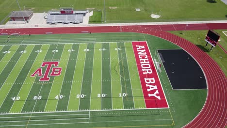 American-Football-Feld-Und-Laufbahn-Der-Anchor-Bay-High-School,-Luftdrohnenansicht