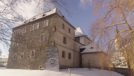 Zeitraffer-Weißer-Wolken,-Die-über-Das-Historische-Gebäude-Der-Festung-Jesenice-In-Mähren-Laufen