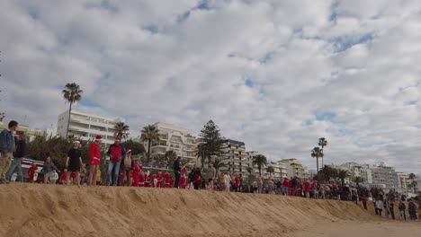 El-Nado-Anual-De-Papá-Noel-Comienza-El-25-De-Diciembre-Y-Los-Participantes-Se-Reúnen-En-La-Playa.