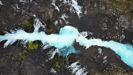 Vista-Aérea-Del-Puente-Que-Conduce-A-La-Cascada-De-Bruarfoss,-Islandia