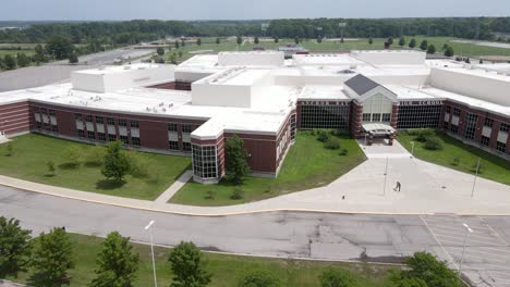 Escuela-Secundaria-Anchor-Bay,-Anchor-Bay,-Michigan,-Estados-Unidos,-Vista-Aérea