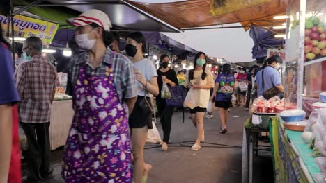 Personas-Con-Mascarilla-Caminando-Por-Puestos-De-Comida-En-El-Mercado-Star-Fresh-En-Rayong,-Tailandia