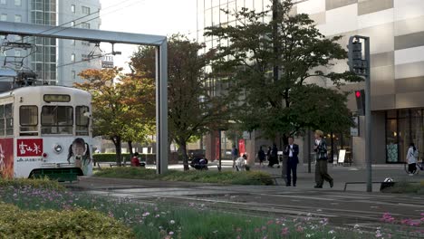 Eine-Tagesszene-Mit-Retro-Straßenbahnen,-Die-Am-Bahnhof-Toyama-In-Japan-Ankommen-Und-Abfahren