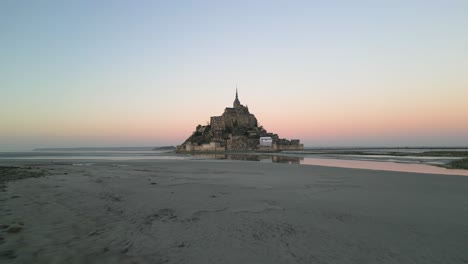 Monumento-Francés-Mont-Saint-Michel-Al-Atardecer,-Drone-Aéreo